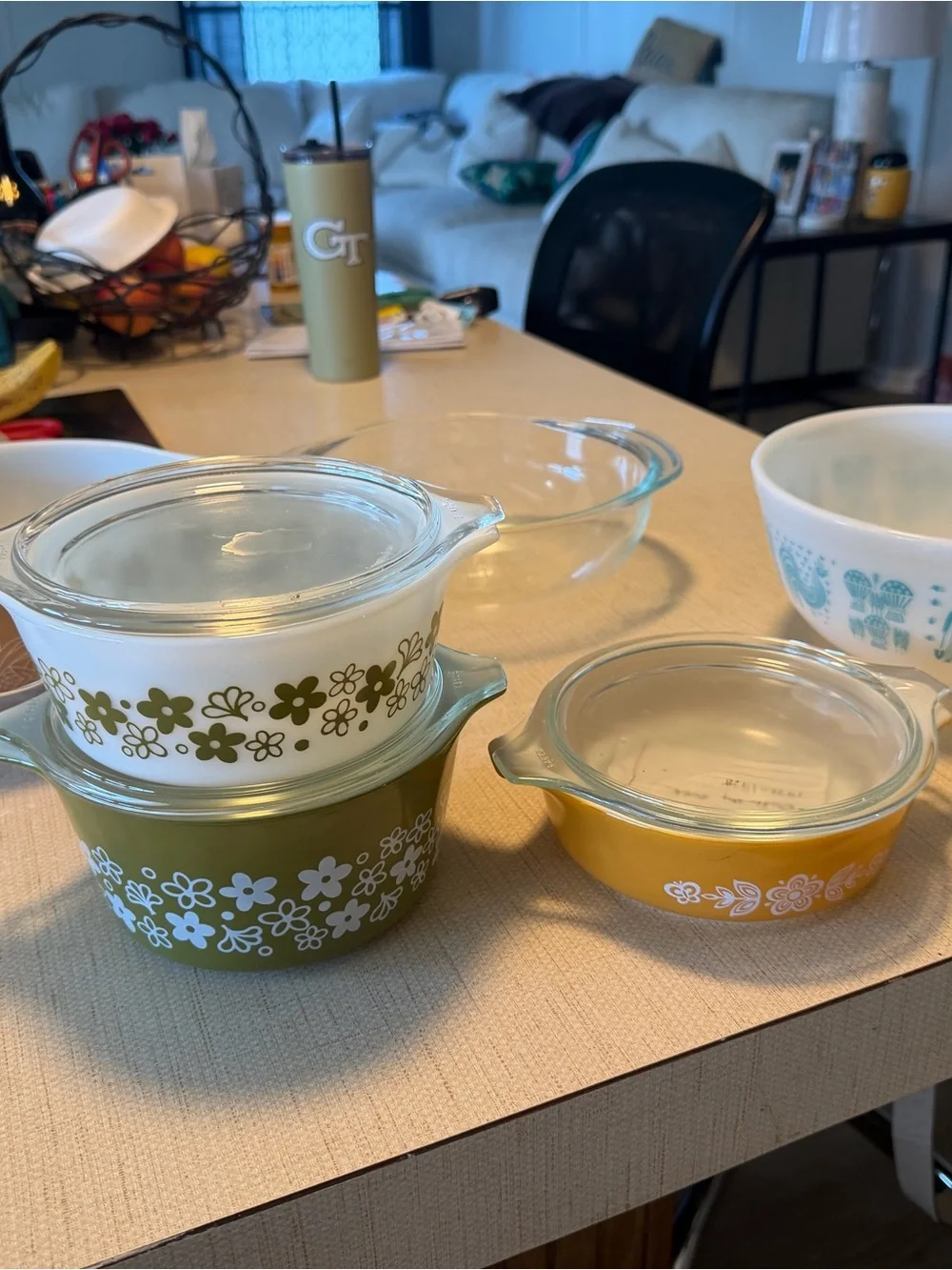 Pyrex assorted bowls. Some with lids. No chips or cracks.